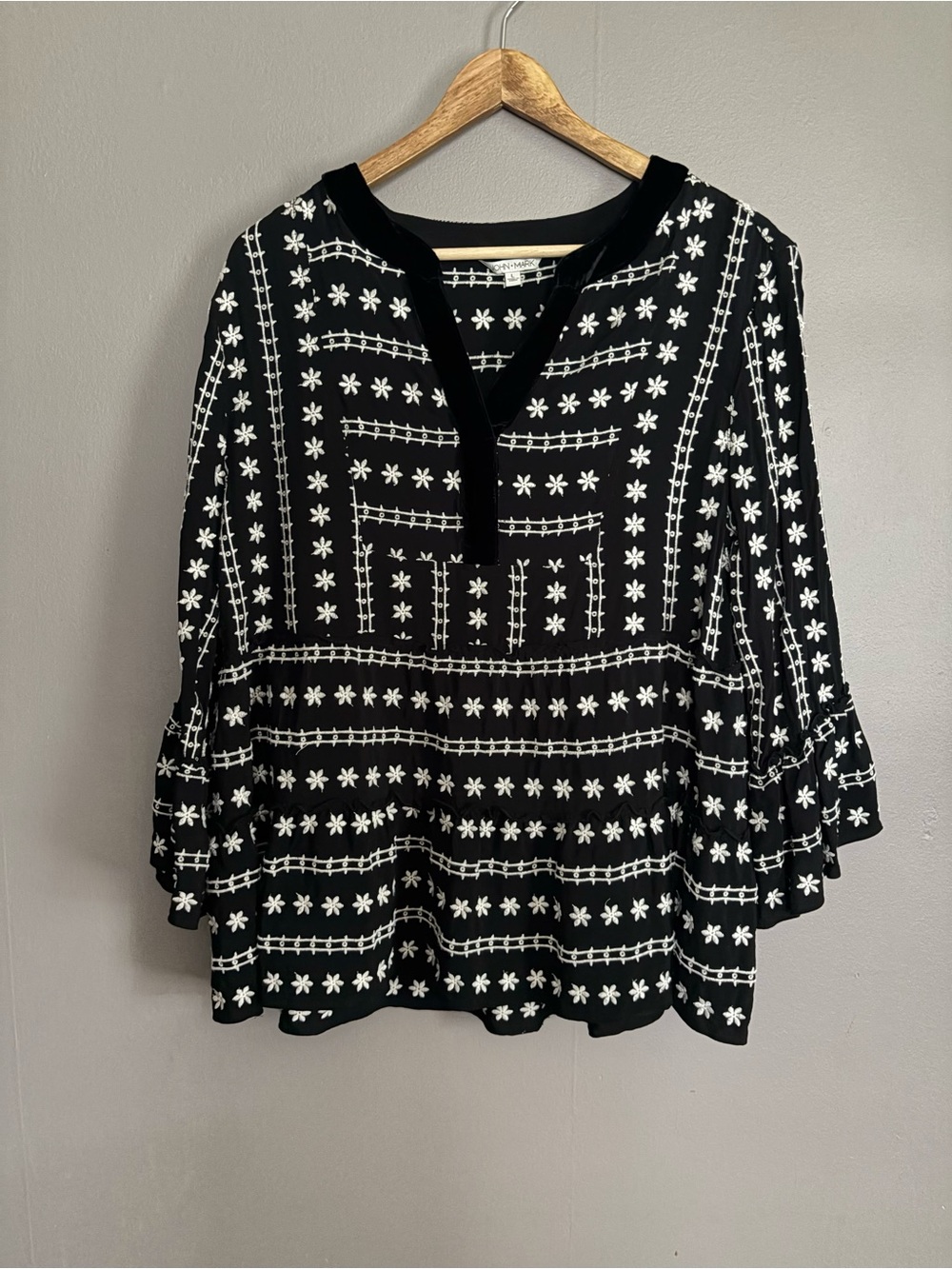 John Mark Black and White Embroidered Tunic Top Size Large